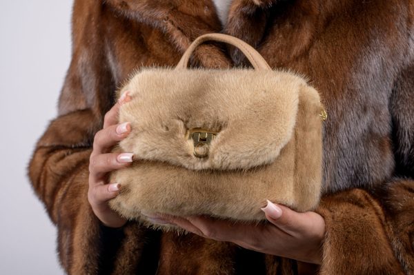 Borsa piccola in visone con tracolla sganciabile - immagine 5