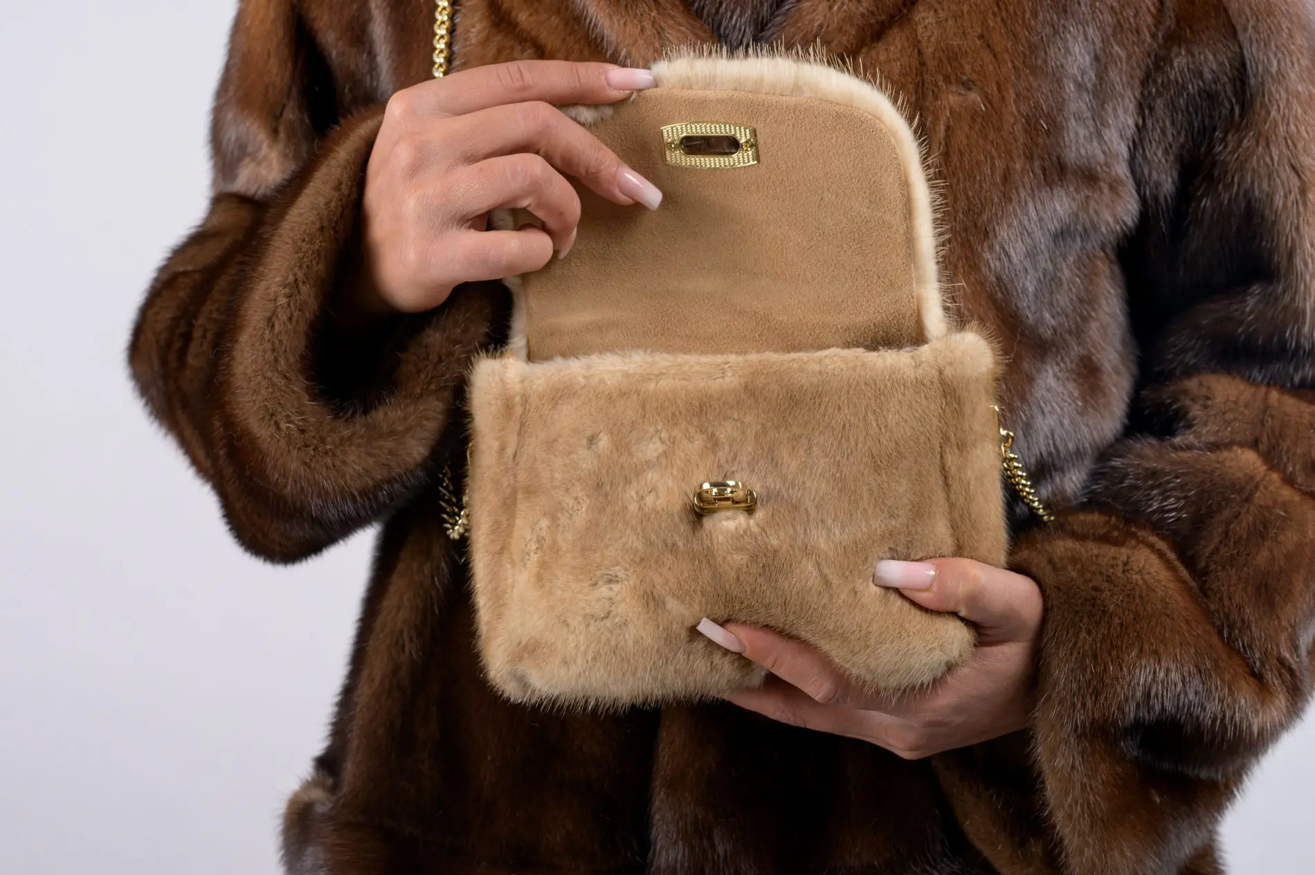 Borsa piccola in visone con tracolla sganciabile - immagine 3