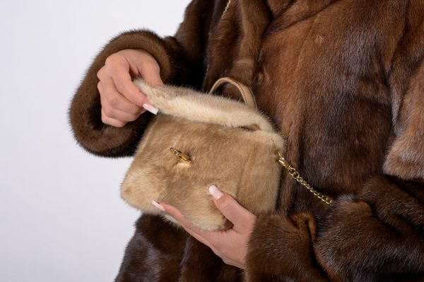 Borsa piccola in visone con tracolla sganciabile - immagine 4