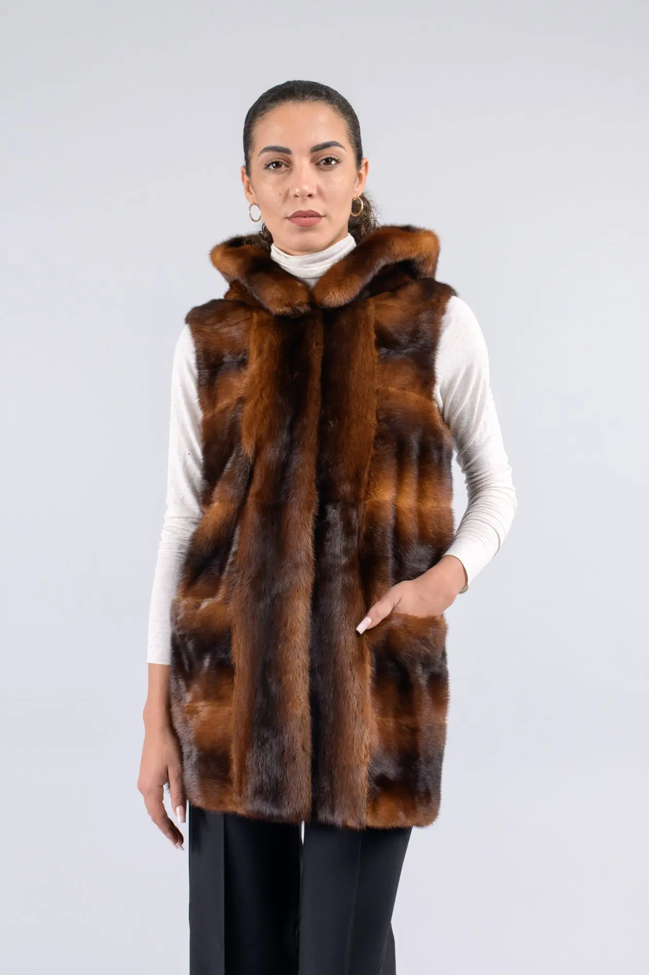 DRU0056-gilet-in-visione-con-cappuccio-1 Gilet in visone con cappuccio - immagine 1