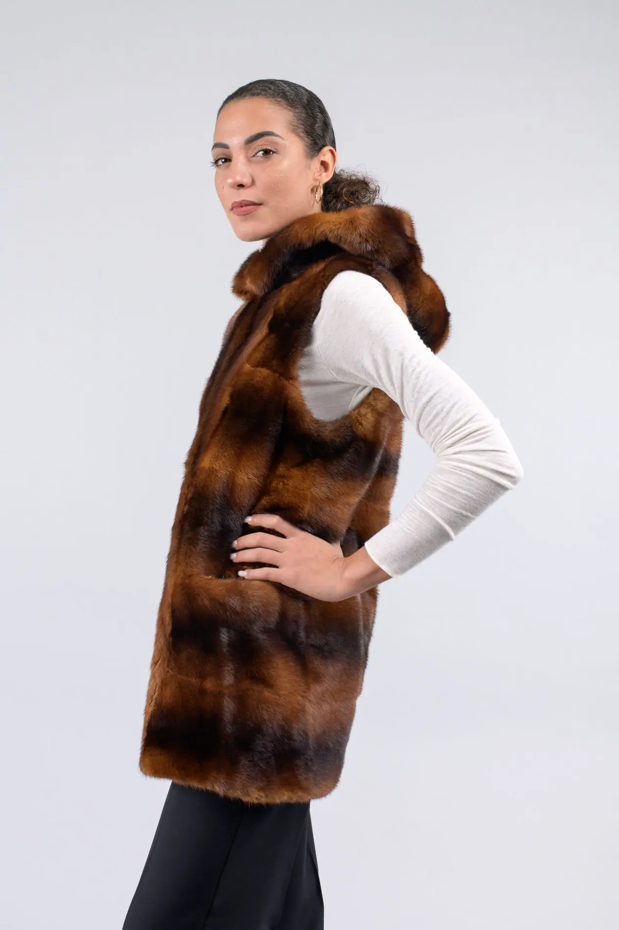 Gilet in visone con cappuccio - immagine 2