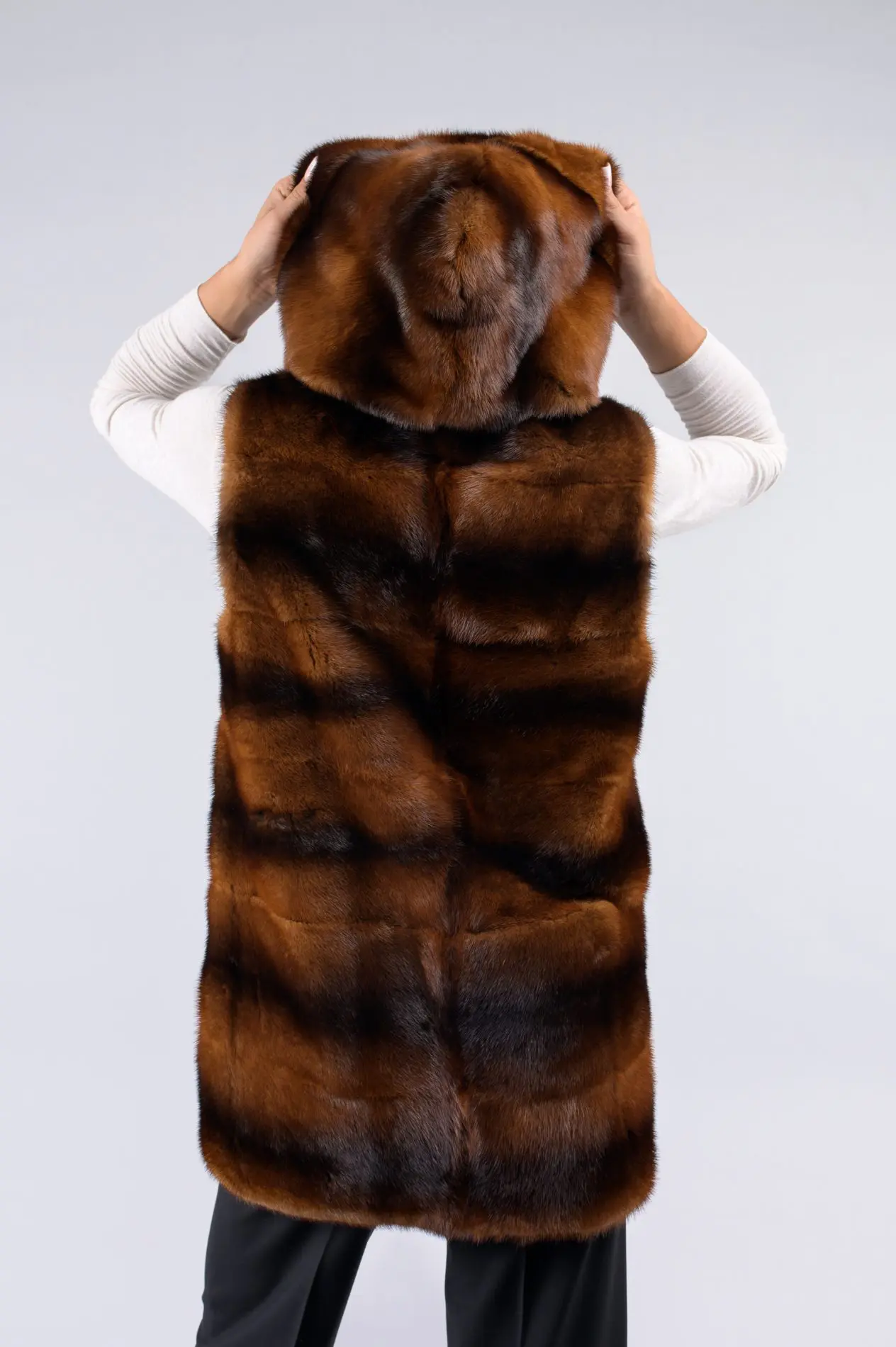 Gilet in visone con cappuccio - immagine 4