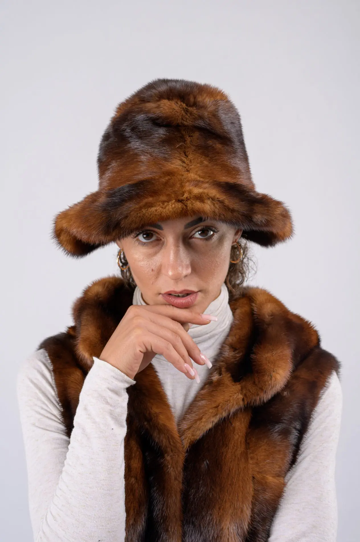 DRU0067-cappello-in-visone-marrone-1 Cappello in visone - marrone - immagine 1