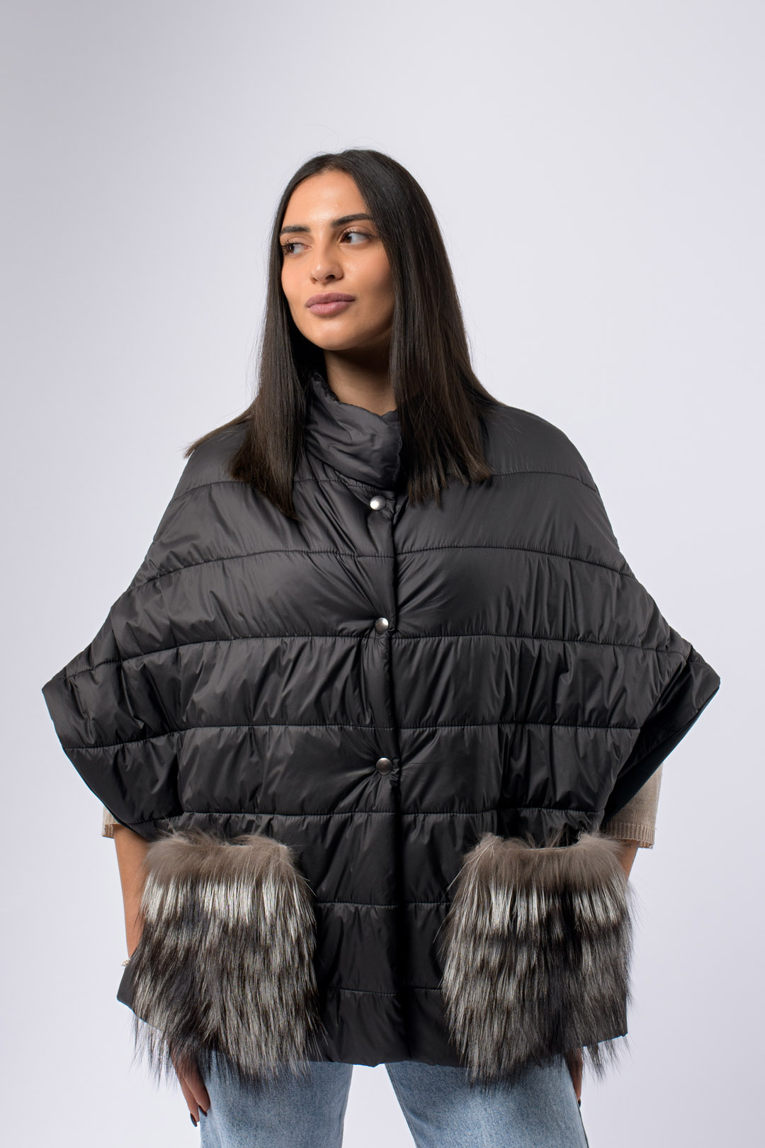 Drusola 25-09-25-202 Poncho tessuto tecnico con tasche in Volpe Argentata - immagine 2