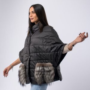 Poncho tessuto tecnico con tasche in Volpe Argentata