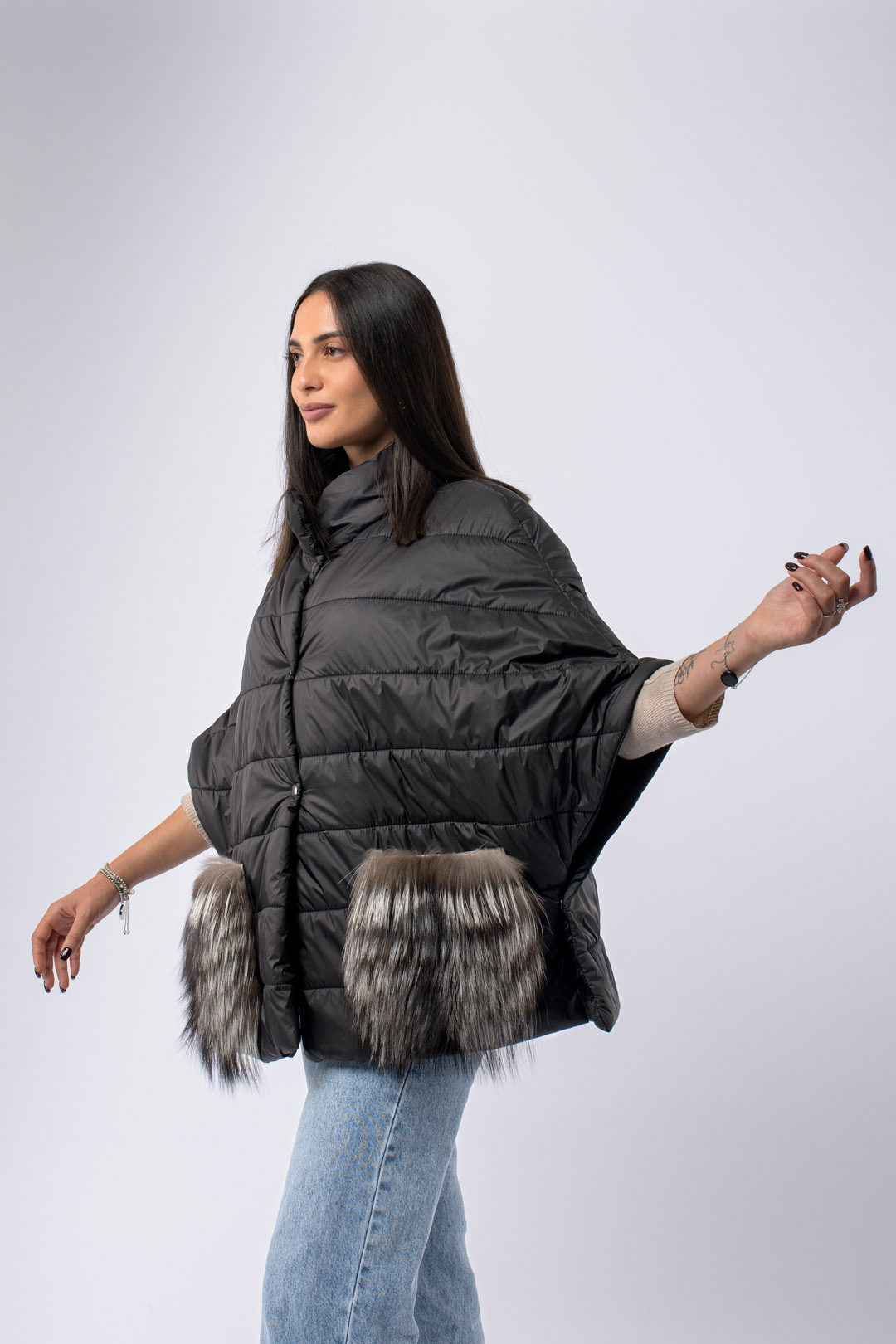Drusola 25-09-25-206 Poncho tessuto tecnico con tasche in Volpe Argentata - immagine 1