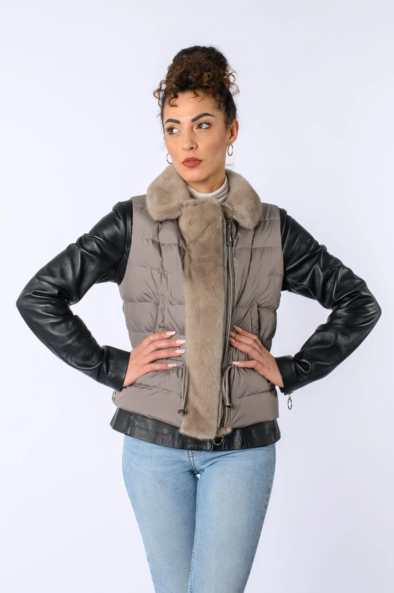 Gilet in tessuto con profilo in visone tg 42 colore silver Gilet in tessuto con profilo in Visone - immagine 1